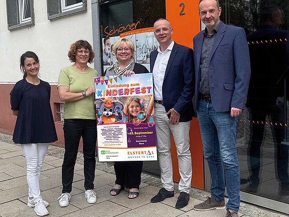Pressefoto-Plakat-Kindertag.jpg  